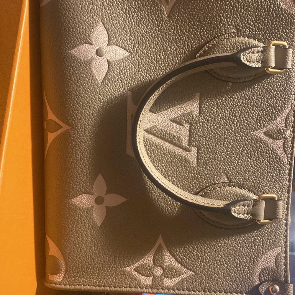 Authentic Louis Vuitton handbag with straps, comes with box - Picture 4 of 8